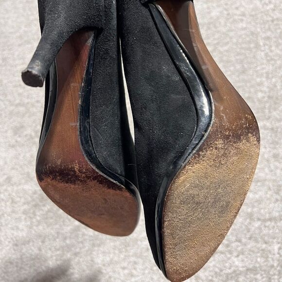 Stuart Weitzman Woman’s Round Toe Black Suede Heels Pumps Size 10 N - Picture 7 of 10